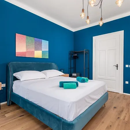 Rhea Exclusive オパティヤ